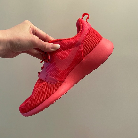 NIKE ROSHE RUN RED RUNNERS